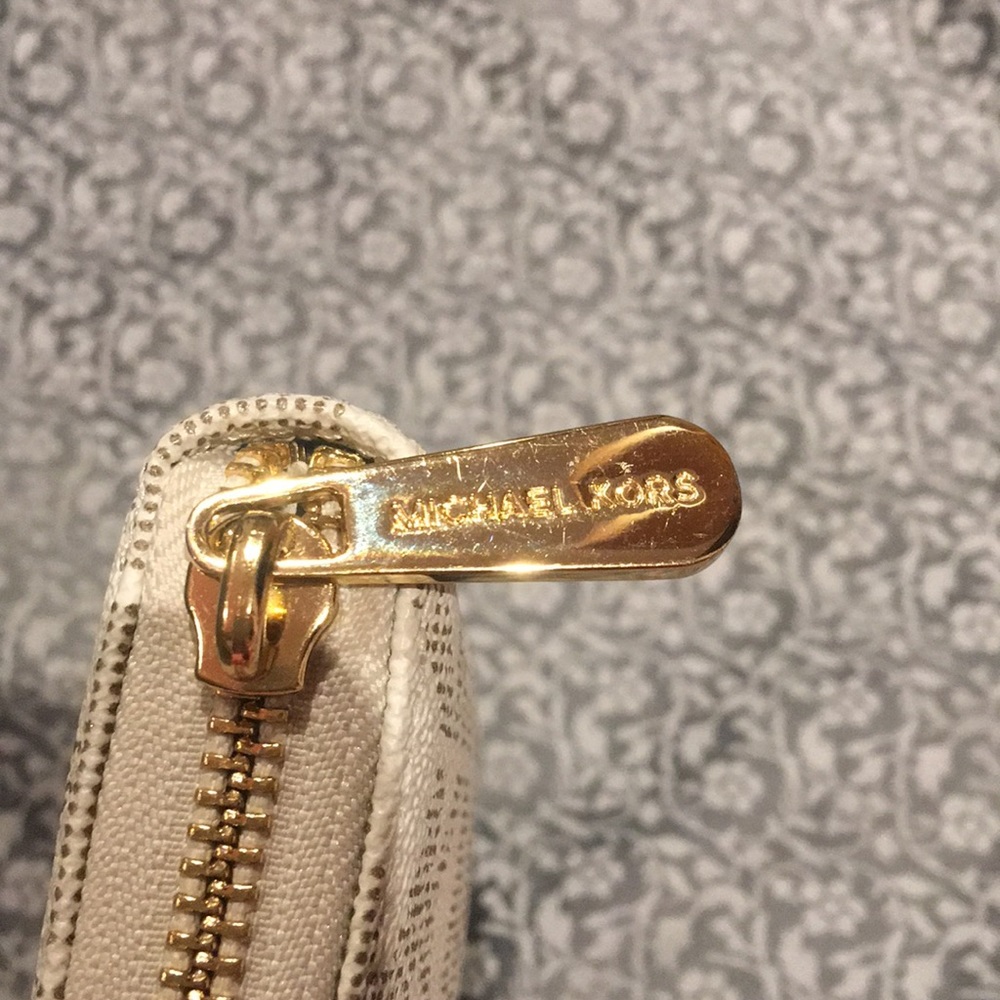 Michael Kors Jetset Vanilla Travel Wallet - Picture 4 of 7